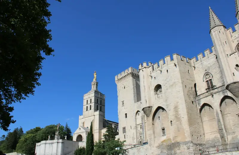 Le Palais des Papes à Avignon sous un ciel bleu