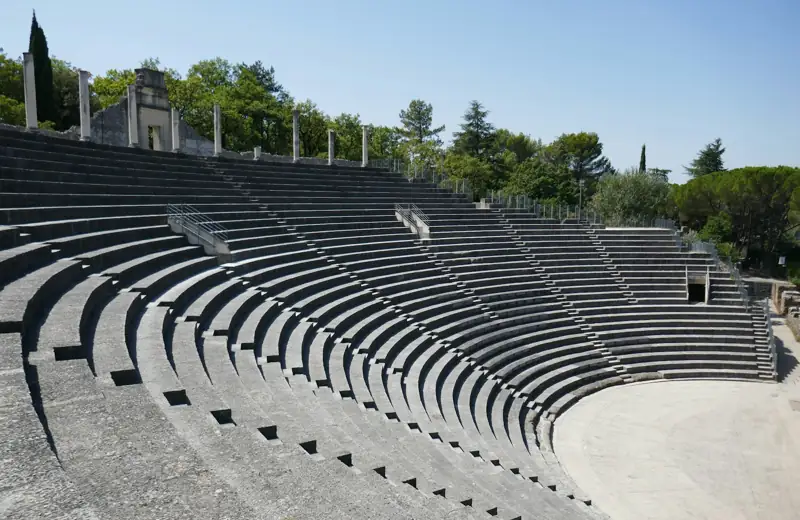 Gradins d'un théâtre antique en Provence