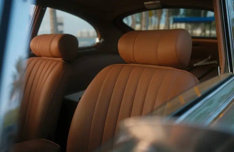 Intérieur cuir d'une voiture avec chauffeur